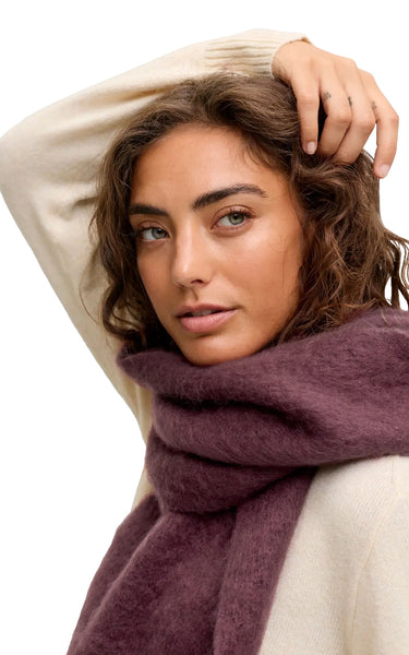 Leslie Scarf in Winetasting