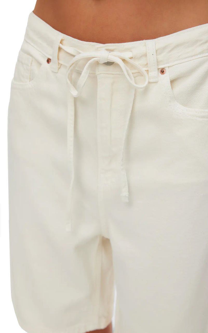 Villa Bermuda Shorts in Ecru
